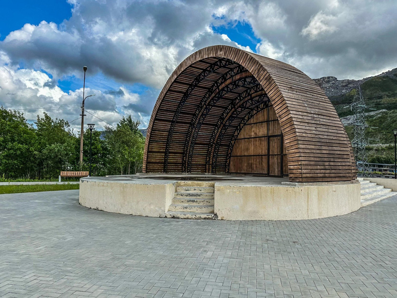 Сцена в сквере Кукисвумчорр в городе Кировск, Мурманская область