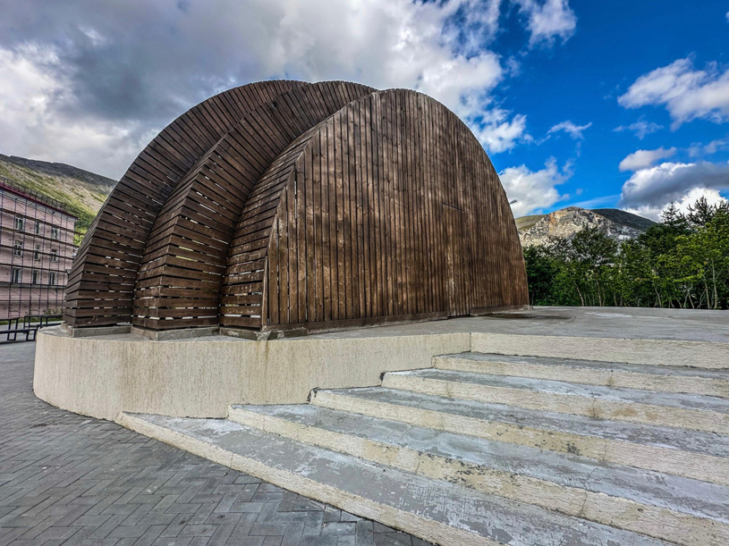 Сцена в сквере Кукисвумчорр в городе Кировск, Мурманская область