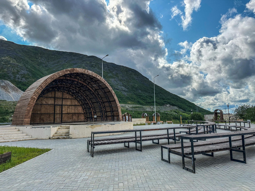 Сцена в сквере Кукисвумчорр в городе Кировск, Мурманская область
