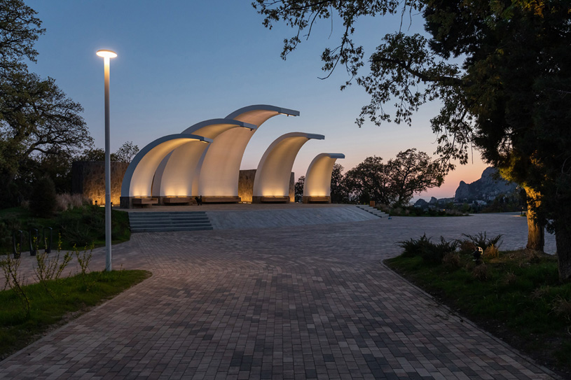 Сцена в Милютинском парке в Алупке, Республика Крым