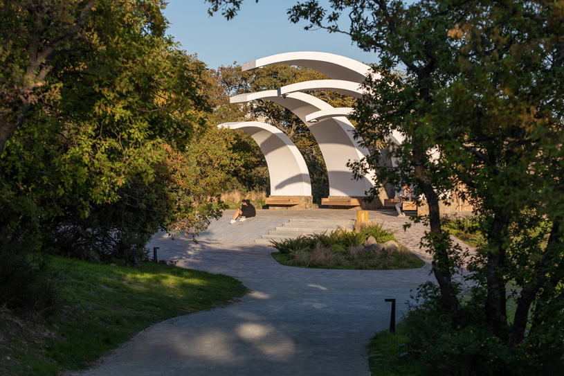 Сцена в Милютинском парке в Алупке, Республика Крым