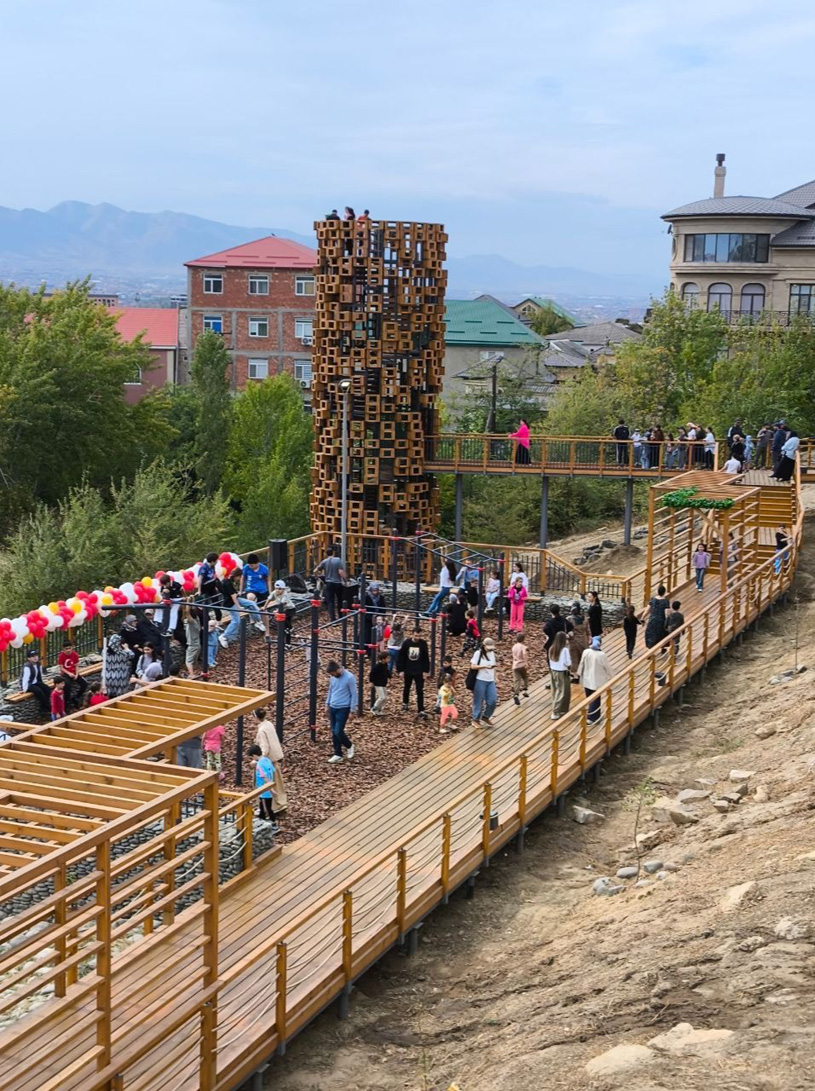 Смотровая башня в парке у Вузовского водохранилища в городе Махачкале, Республика Дагестан