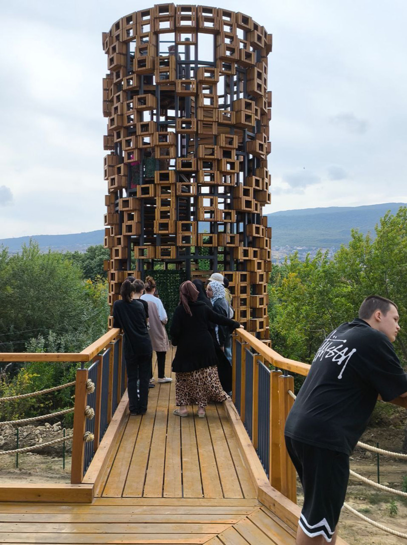 Смотровая башня в парке у Вузовского водохранилища в городе Махачкале, Республика Дагестан