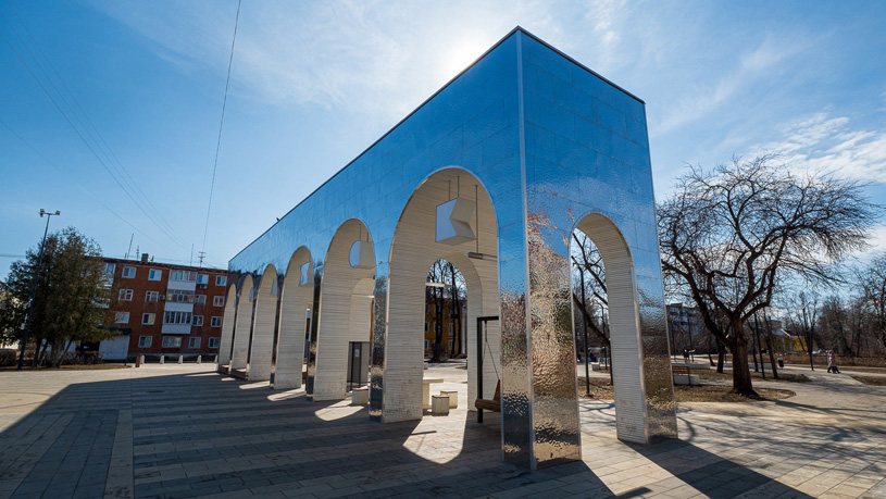 Навес-арка с качелями на Центральной площади города Волжска, Республика Марий Эл