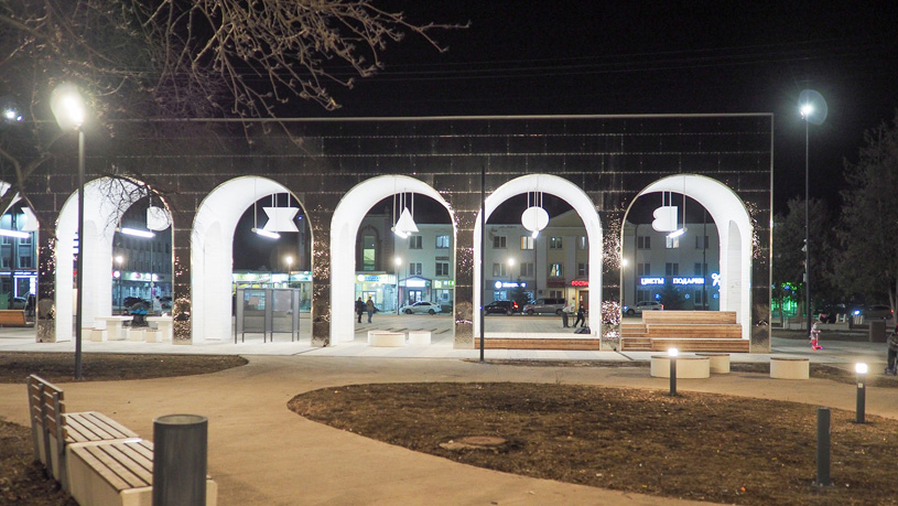 Навес-арка с качелями на Центральной площади города Волжска, Республика Марий Эл