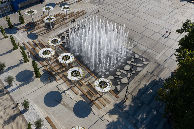 Навесы-зонтики с озеленением на Советской площади в городе Ялта