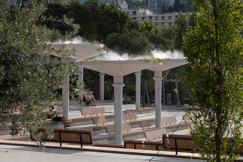 Навесы-зонтики с озеленением на Советской площади в городе Ялта