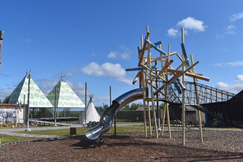 Детская игровая площадка в этнографическом парке «Коми-деревня» в городе Лабытнанги, Ямало-Ненецкий автономный округ
