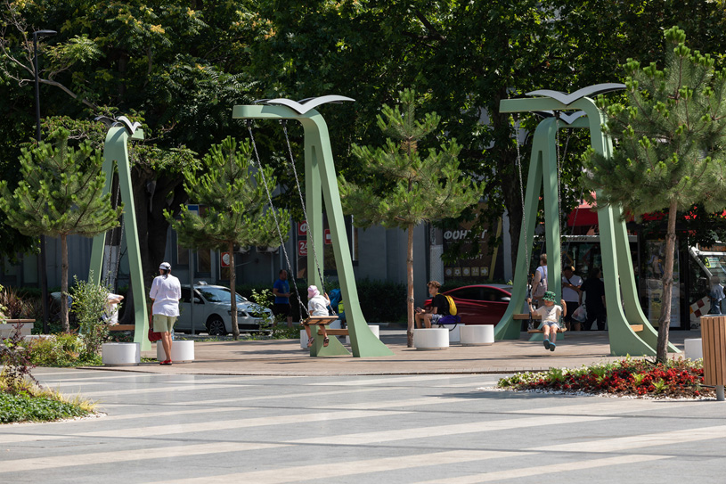 Качели на Советской площади в городе Ялта