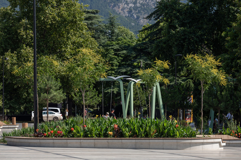 Качели на Советской площади в городе Ялта