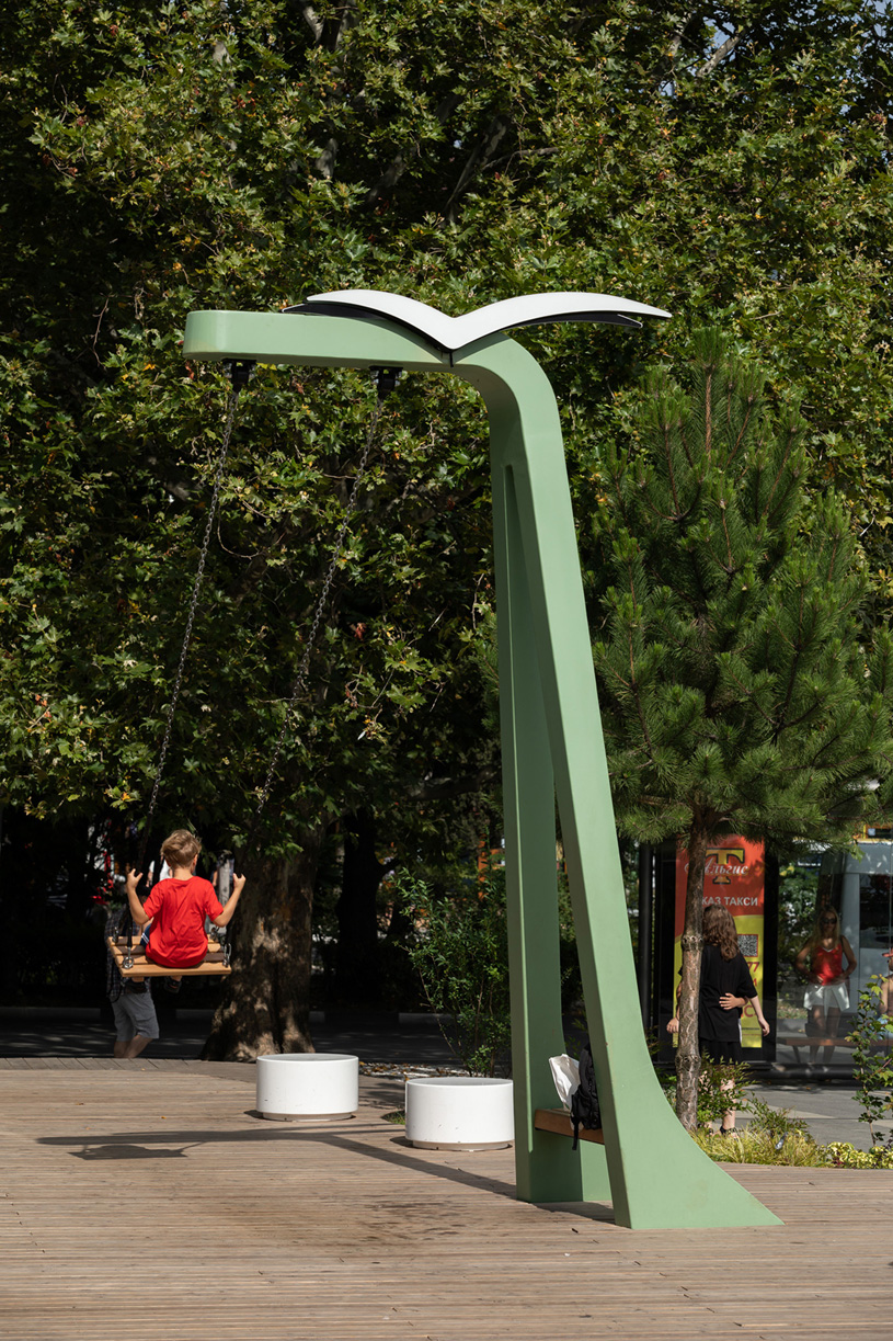 Качели на Советской площади в городе Ялта