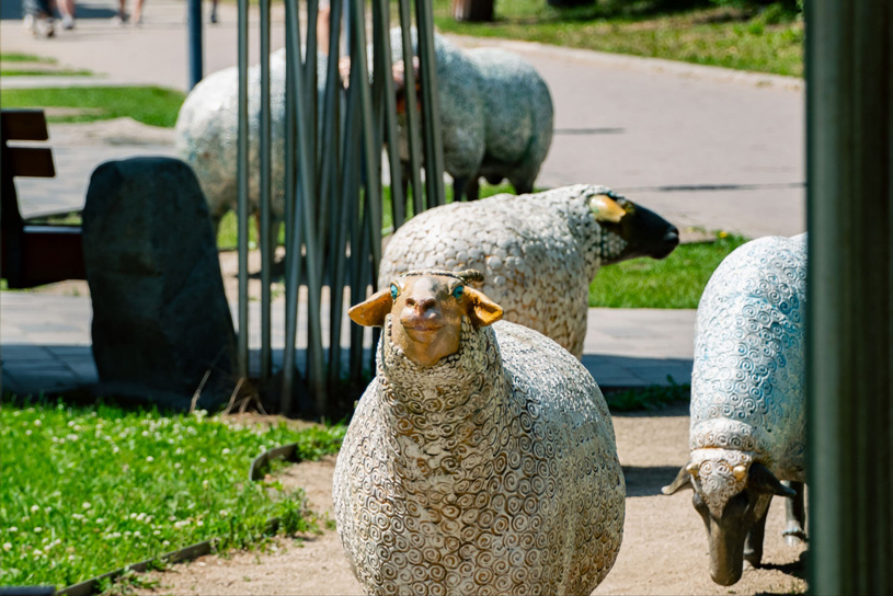 Арт-объект «Алтай глазами ребёнка» с овцами в сквере камней в городе Горно-Алтайск, Республика Алтай