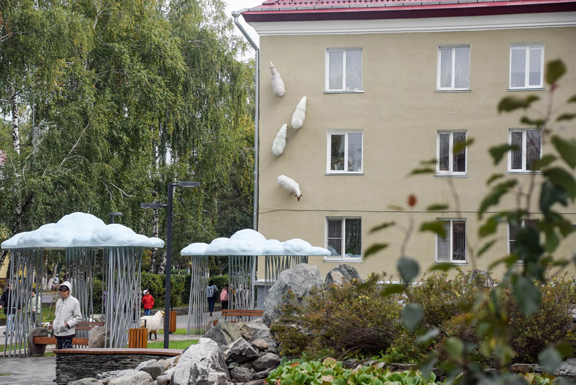 Арт-объект «Алтай глазами ребёнка» с овцами в сквере камней в городе Горно-Алтайск, Республика Алтай