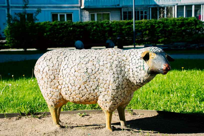 Арт-объект «Алтай глазами ребёнка» с овцами в сквере камней в городе Горно-Алтайск, Республика Алтай