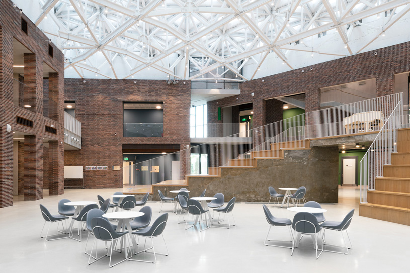 Многофункциональный образовательный комплекс «Областная гимназия им. Е.М. Примакова» / Архитектурное бюро «Студия 44»