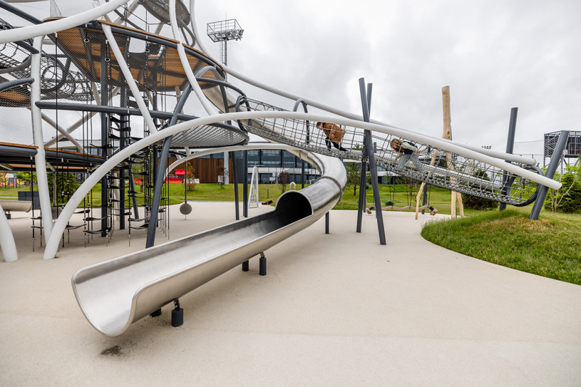 Игровое пространство «Новые знания» на территории общеобразовательной школы Сколка / «Бюро Чехарда»