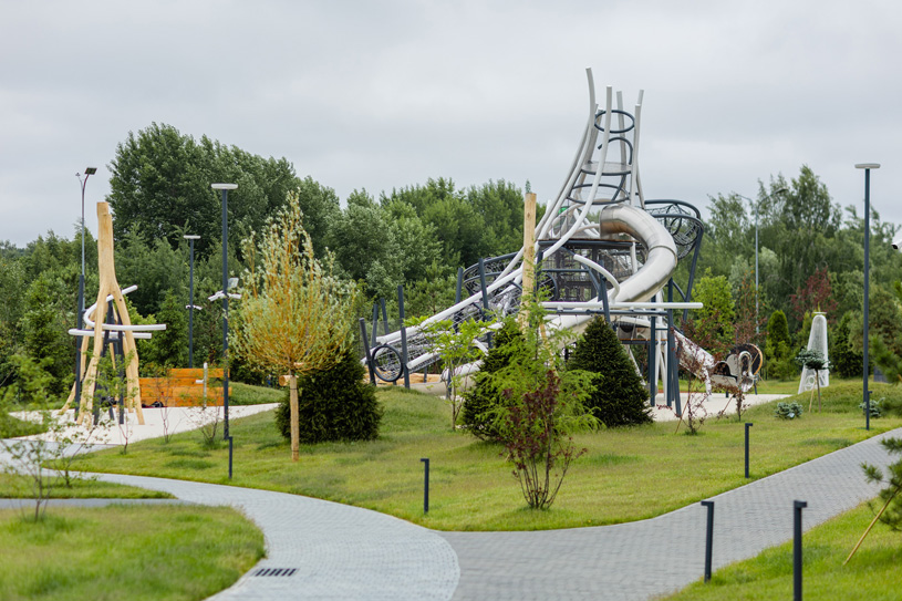 Игровое пространство «Новые знания» на территории общеобразовательной школы Сколка / «Бюро Чехарда»