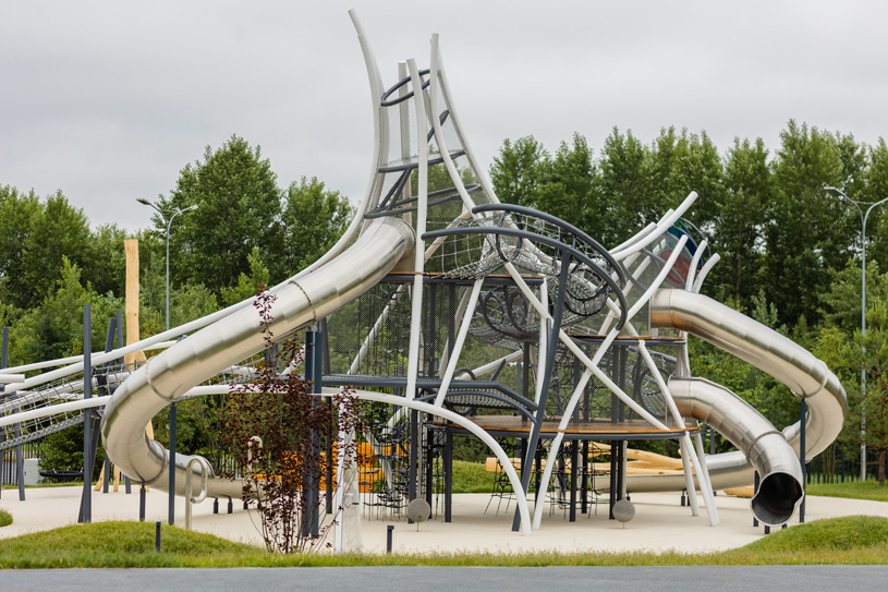 Игровое пространство «Новые знания» на территории общеобразовательной школы Сколка / «Бюро Чехарда»