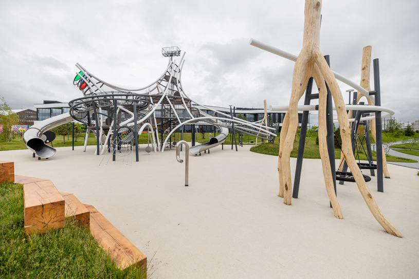 Игровое пространство «Новые знания» на территории общеобразовательной школы Сколка / «Бюро Чехарда»