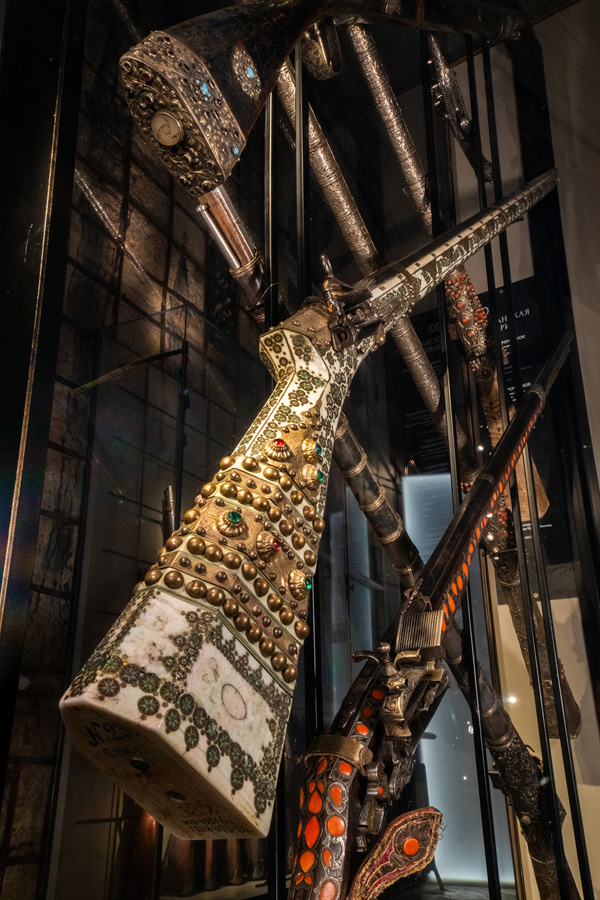 Экспозиция «Оружейная галерея» в галерее Восточного полуциркуля Гатчинского дворца