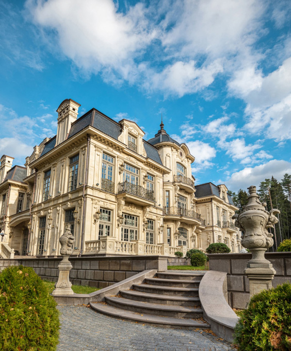 Жилой дом с флигелем с бассейном