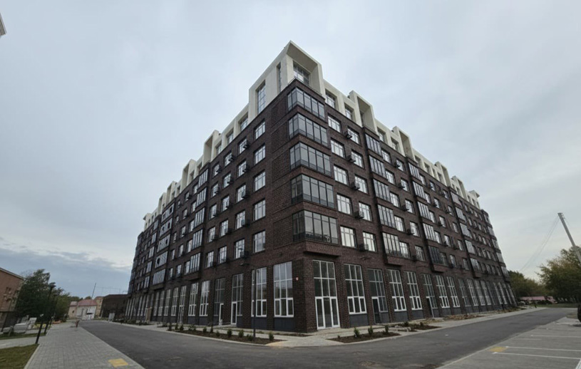 жилой комплекс «АРТ» в Наро-Фоминском г.о. с выразительным контрастным решением фасадов (архитектура – YAUZA PROJECT, девелопер – СЗ «Инвестиционная компания «КАСКАД»)