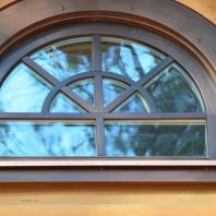 Компания «Окна Sirius»: Остекление частного дома. Деревянный оконный профиль