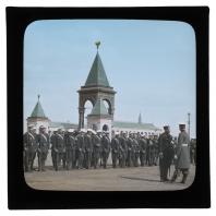 Рота гвардейцев на фоне памятника Александру II в Кремле. Диапозитив Карла Элофа Берггрена