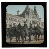 Сумские драгуны в конном строю на Красной площади. Диапозитив Карла Элофа Берггрена