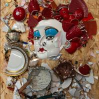 Карина Фавока. «Красная королева», 2022 г., керамика, битая посуда, смальта, цемент