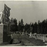 Монументальный памятник С.М. Кирову был установлен на высоком постаменте перед главным входом в 1978 г. Ижевск