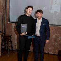 Победитель премии «Основание» Горпинич Сергей (слева) и Михаил Поляков (коммерческий директор FUTURUSS)