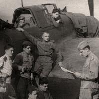 Командир звена Александр Зенин со своим стрелком Иваном Поганаевым и техниками читают сводки с фронтов. 1945