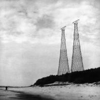 Гиперболоидные опоры линии электропередачи через Оку, возведенные в 1927–1929 годах. Инженер Шухов В.Г. Фотография 1988 г.
