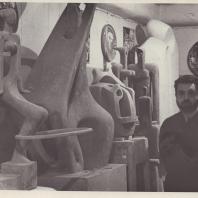 Вадим Сидур в мастерской, 1960-е. Фото Эдуард Гладков