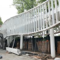 Строительство алюминиевого моста в Московском зоопарке