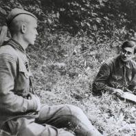 С.Б. Телингатер рисует портрет бойца. 1942 г.